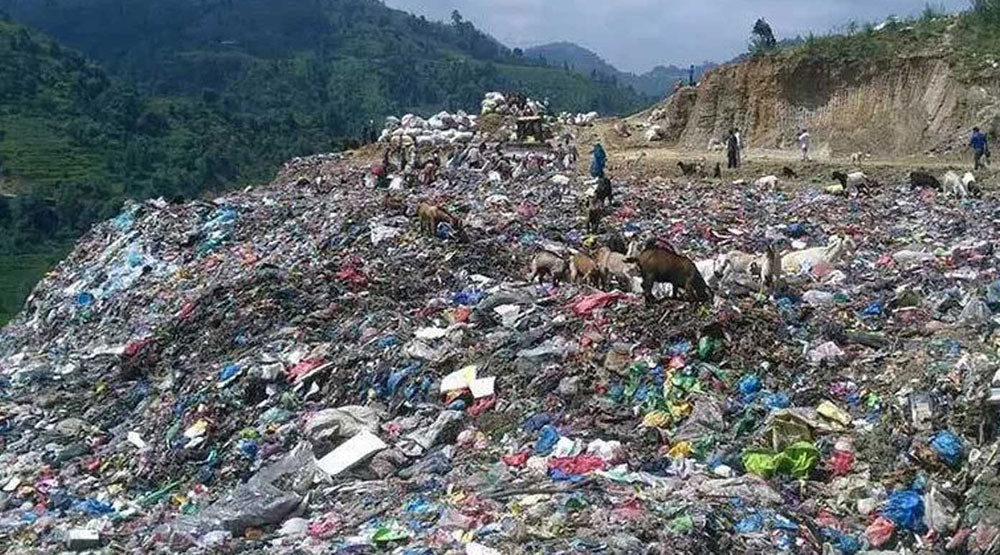 सिसडोलको फोहोरले रोक्दैछ बञ्चरेडाँडाको बाटो