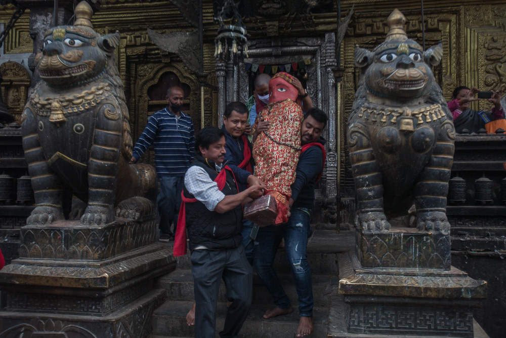 लकडाउनकै बीच रातो मच्छिन्द्रनाथलाई स्नान गराइयो (तस्बिरहरु)