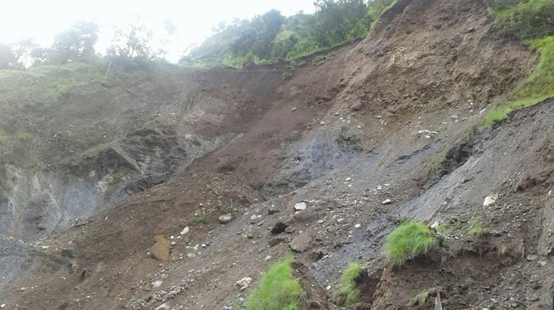 बागलुङमा पहिरोले ५ परिवार विस्थापित