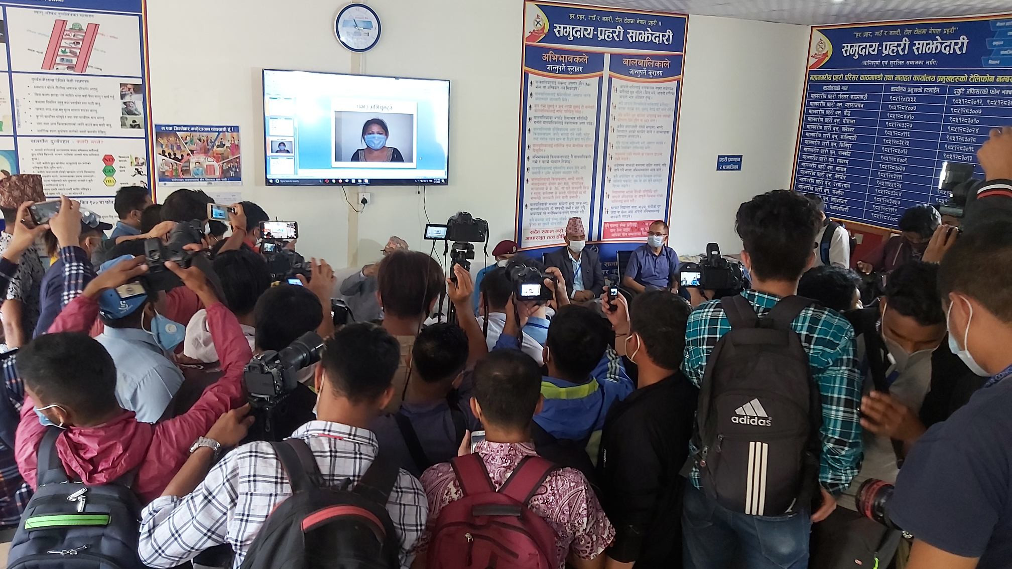 कोरोनासँग डर नमान्ने पत्रकार (तस्बिरहरु)