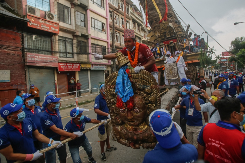 कडा सुरक्षामा रातो मच्छिन्द्रनाथको रथ तानियो (तस्बिरहरु)
