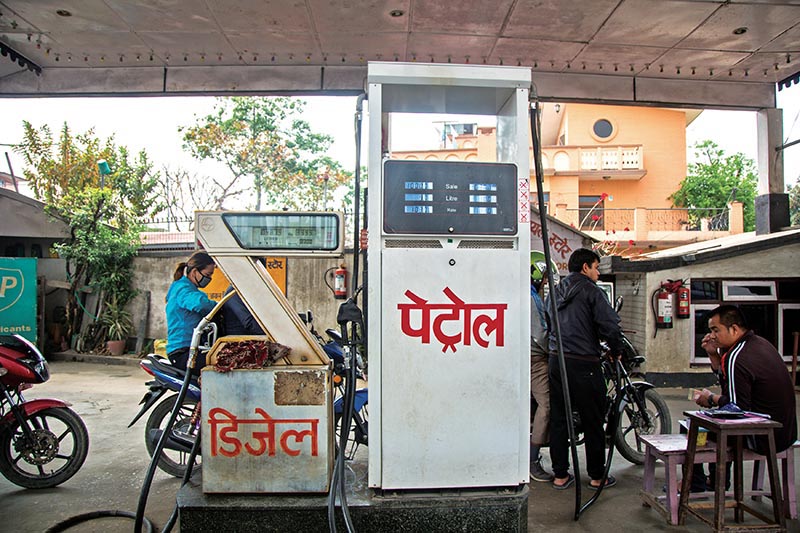 ६८ रुपैयाँमा किनेको पेट्रोल १२९ मा बेच्दा कसरी घाटा? यस्तो छ हिसाब