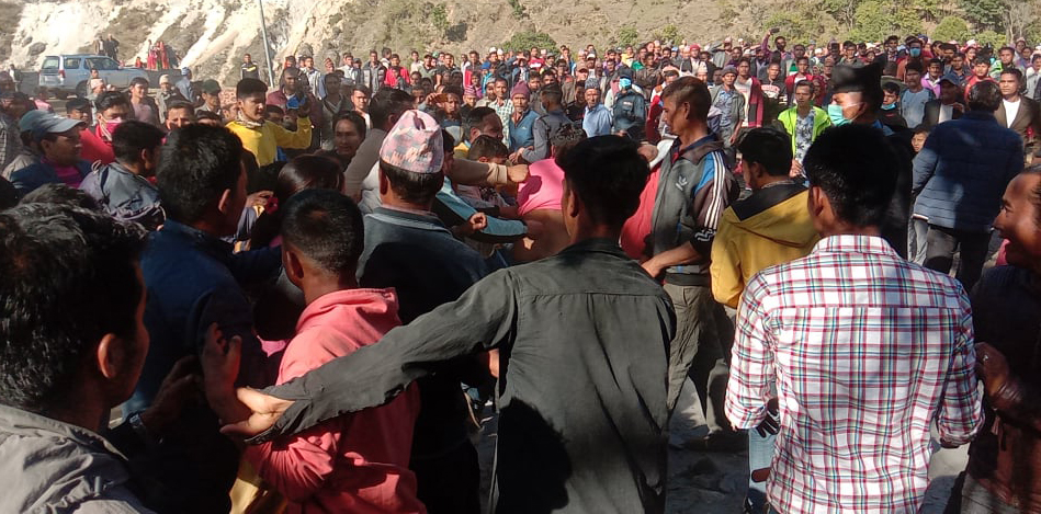 नेकपा कार्यकर्ताको ढुंगामुढाबाट कांग्रेसका १० जना घाइते