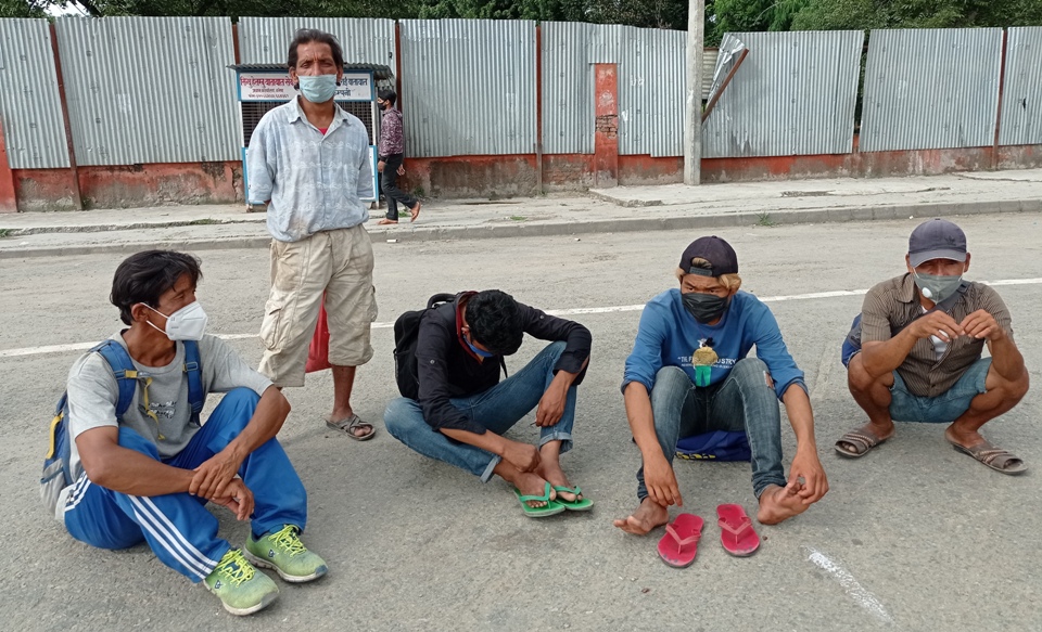 बजारमा खाद्यान्न पर्याप्त, मजदुर भाेकै