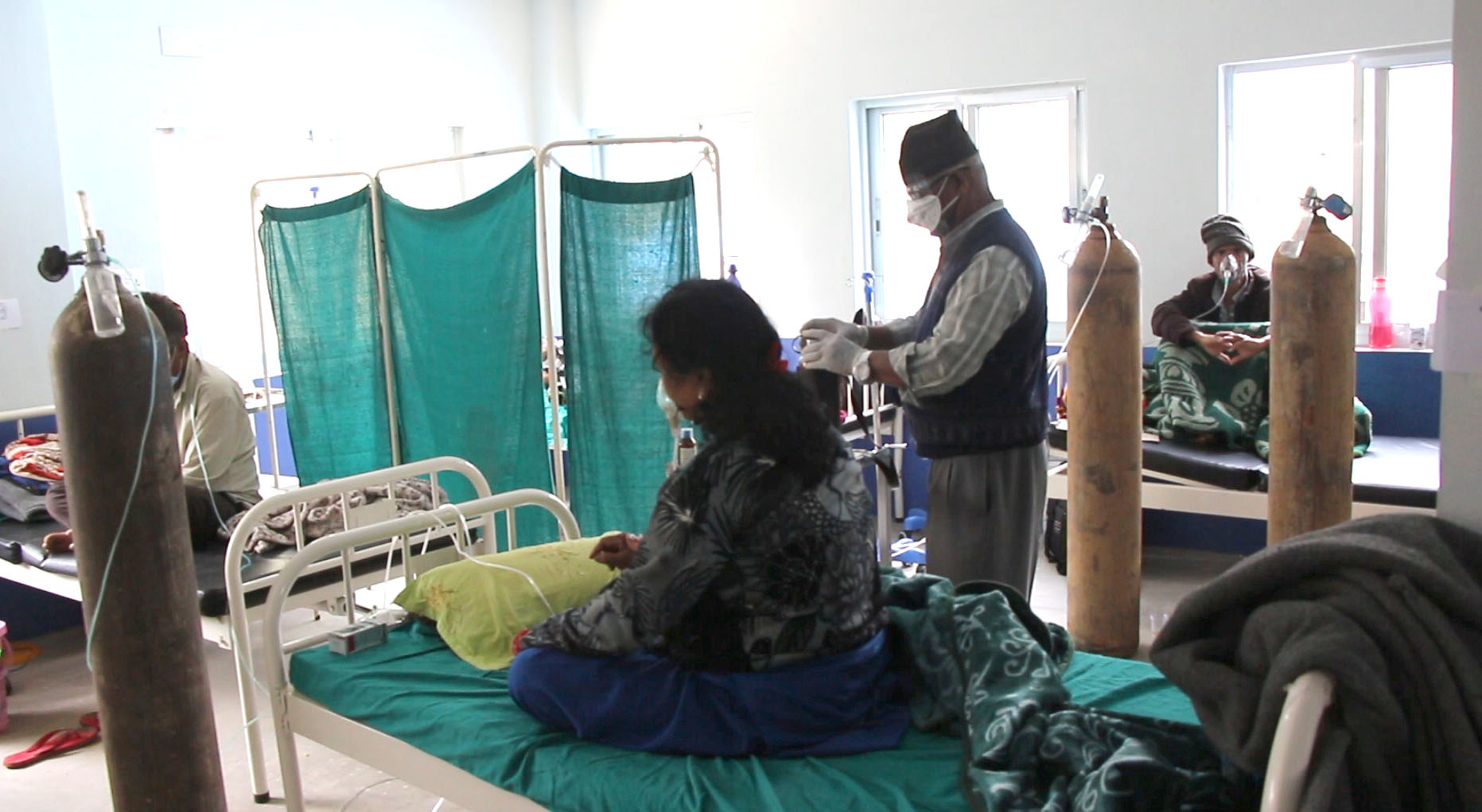 संक्रमितले बेड भरिएपछि सल्यान अस्पतालले भन्यो– अब फोन गरेर मात्रै बिरामी ल्याउनु