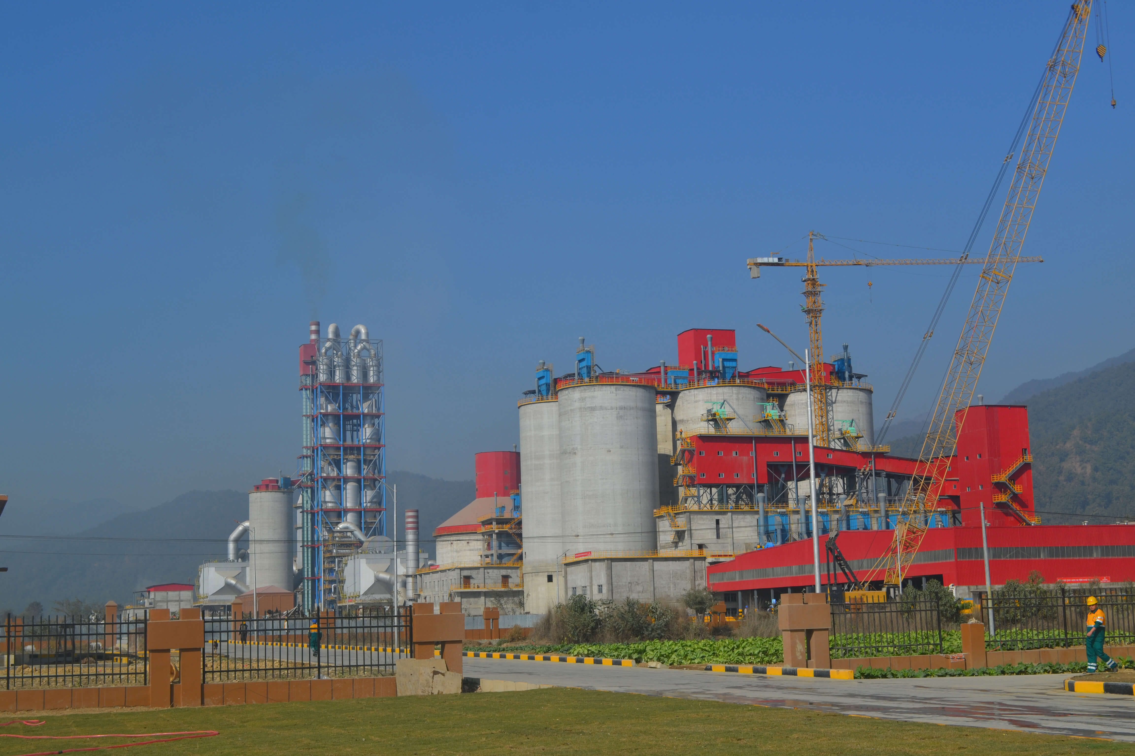 सिमेन्ट उत्पादन क्षमताको आधामात्र, विदेशी लगानी थप्न राष्ट्र बैंकको सुझाव