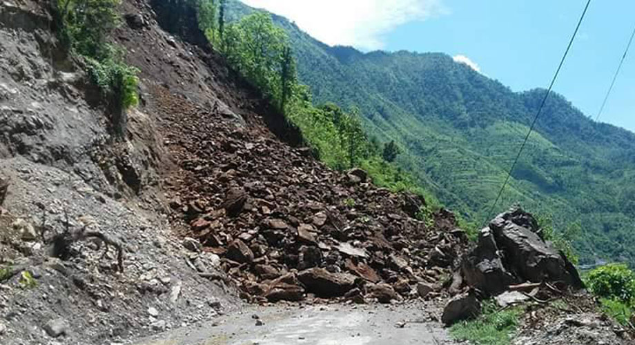 पहिरो गएपछि बन्द भएको दशरथचन्द राजमार्ग सञ्चालनमा