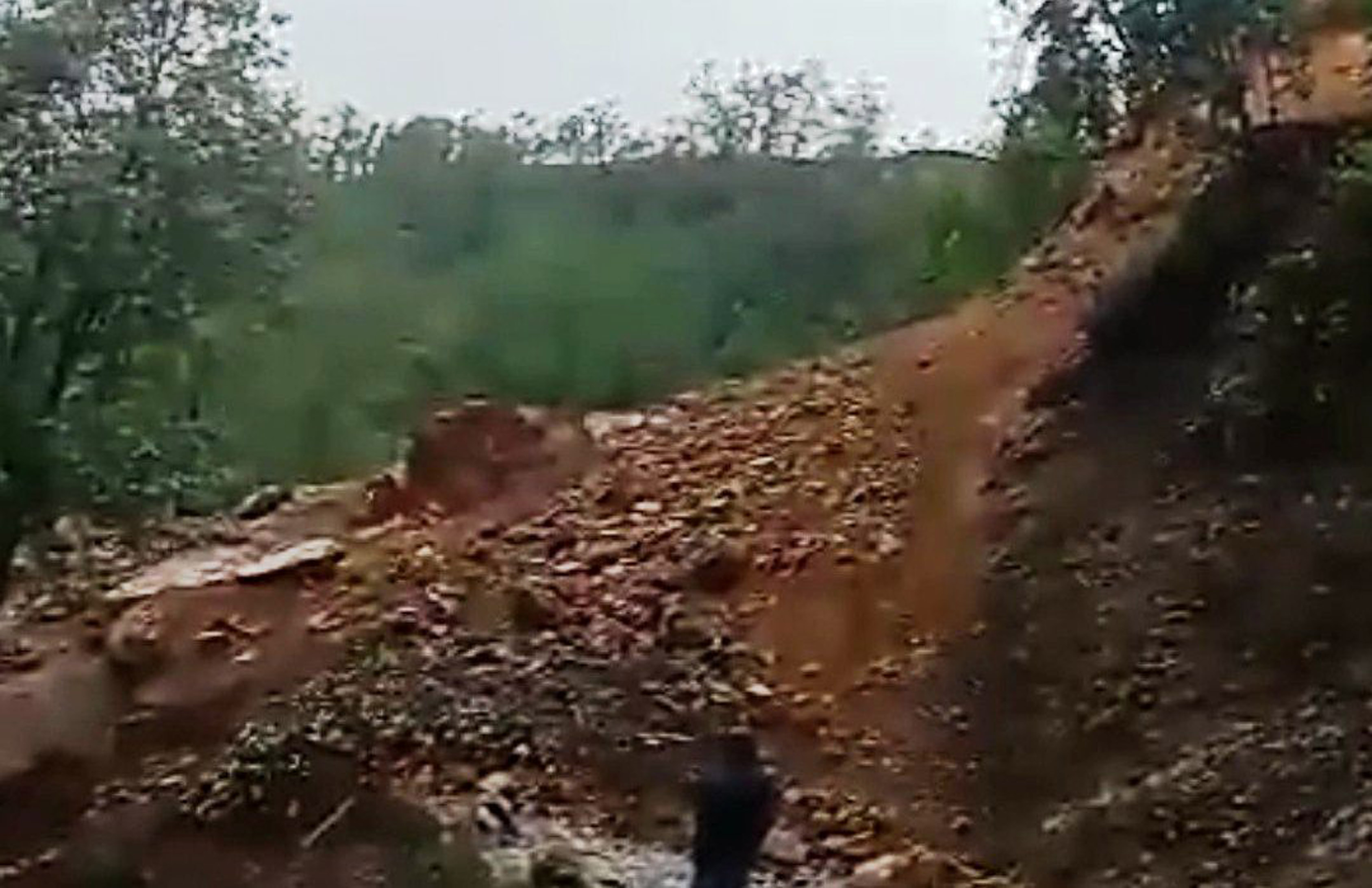 पहिरोले मध्यपहाडी लोकमार्गको रुकुमपूर्व खण्ड अवरुद्ध