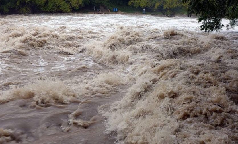 बाढीले बगाउँदा बागलुङमा युवा बेपत्ता, दर्जनौं पशुचौपाया बगायो