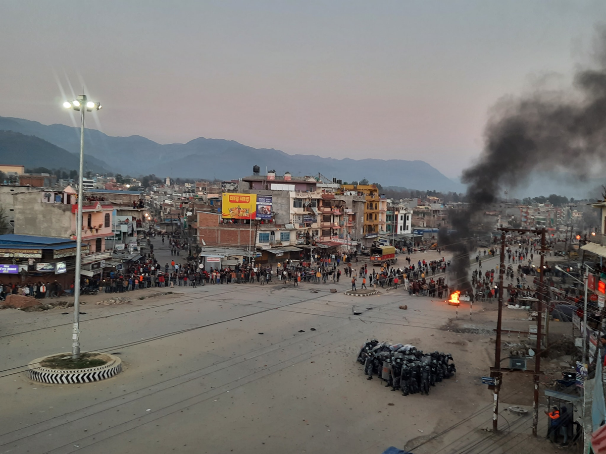 सुर्खेत : दिनभर तनावपूर्ण, साँझ कर्फ्यू [तस्बिरसहित]