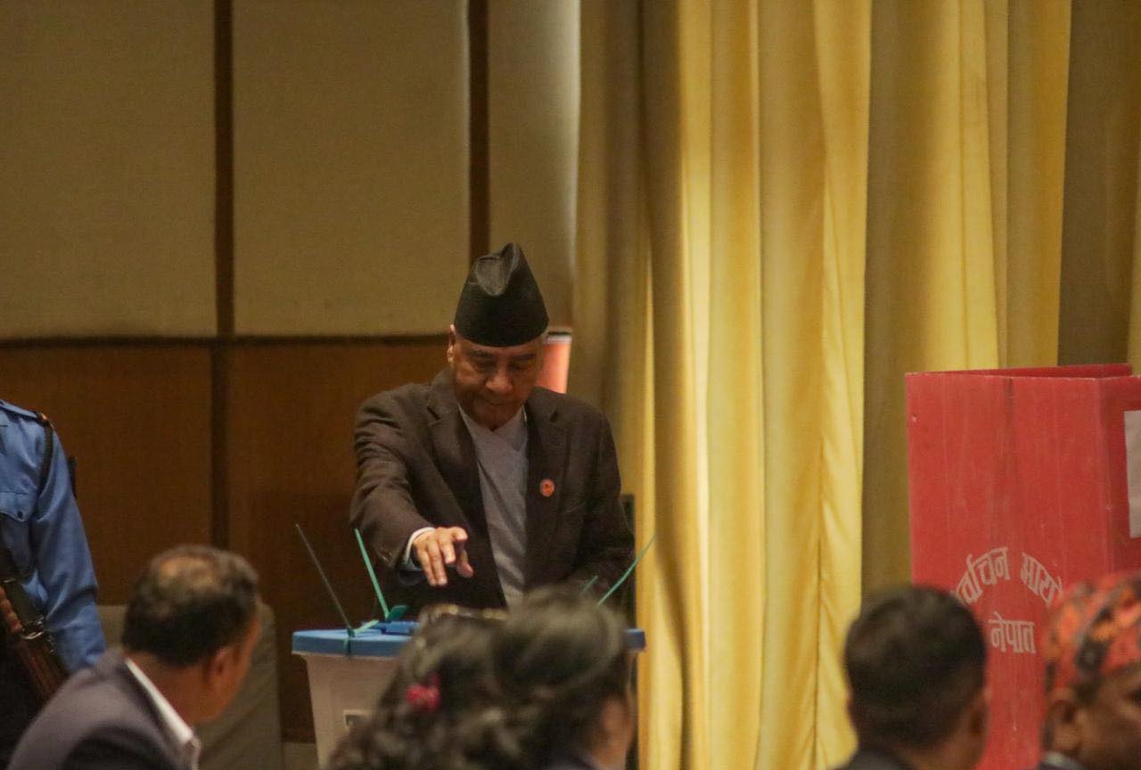 उपराष्ट्रपतिलाई कांग्रेस सभापति देउवाले गरे मतदान
