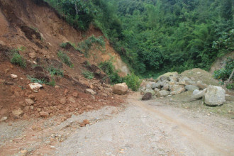 अविरल वर्षासँगैको पहिरोले चीनबाट सामान बोकेर आएका कन्टेनर टिमुरेमै रोकिए