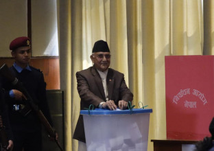 एमाले अध्यक्ष ओलीले गरे राष्ट्रपतिका उम्मेदवारलाई मतदान