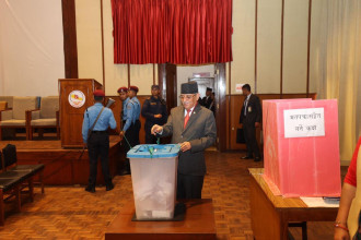 उपराष्ट्रपतिका लागि प्रधानमन्त्री प्रचण्डले गरे मतदान