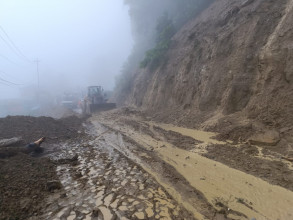  पानीले चिप्लो भएपछि नारायणघाट–बुटवल सडकको दाउन्ने खण्ड अवरुद्ध