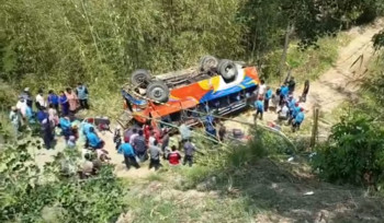धनकुटा बस दुर्घटनामा तीन जनाको मृत्यु,  ११ घाइते