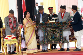 प्रधानमन्त्री प्रचण्डले राष्ट्रपति भण्डारीलाई दिए आँखीझ्याल उपहार
