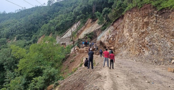 बाढीले डाइभर्सन बगाउँदा कान्ति लोकपथ सडक अवरुद्ध
