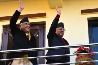 एमाले सरकारबाट बाहिरिएसँगै अल्पमतमा प्रधानमन्त्री प्रचण्ड