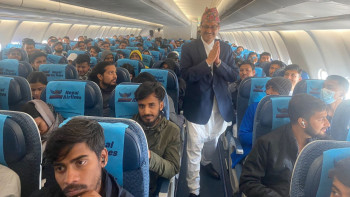 इजरायलमा रहेका २५३ नेपाली नागरिक लिएर नेपाल एयरलाइन्सको विमान उड्याे
