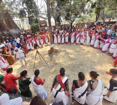 झम्टा नृत्य प्रस्तुत गर्दै थारु महिला