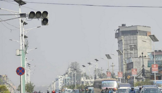 मर्मत गरिँदै काठमाडौंका ट्राफिक बत्ती