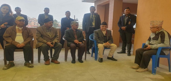 सरोजलाई समवेदना दिन शंखमूलको किरियापुत्री भवन पुगे ओली
