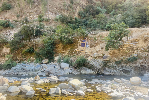 पक्की पुलको ठेक्का लागेपनि तुइनबाट खोला तर्नुपर्ने बाध्यता