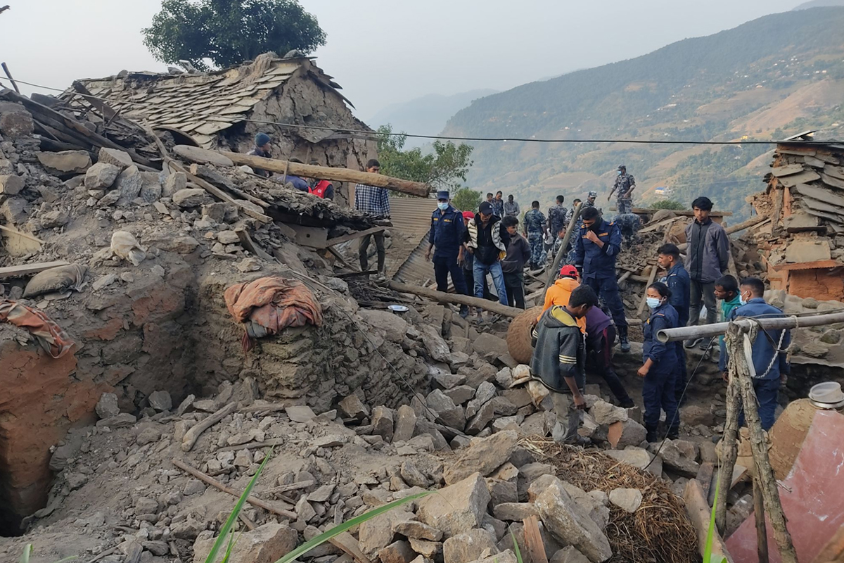 सुदूरपश्चिममा भूकम्पको त्रास, प्रहरीद्वारा घर बाहिर बस्न ‘माइकिङ’