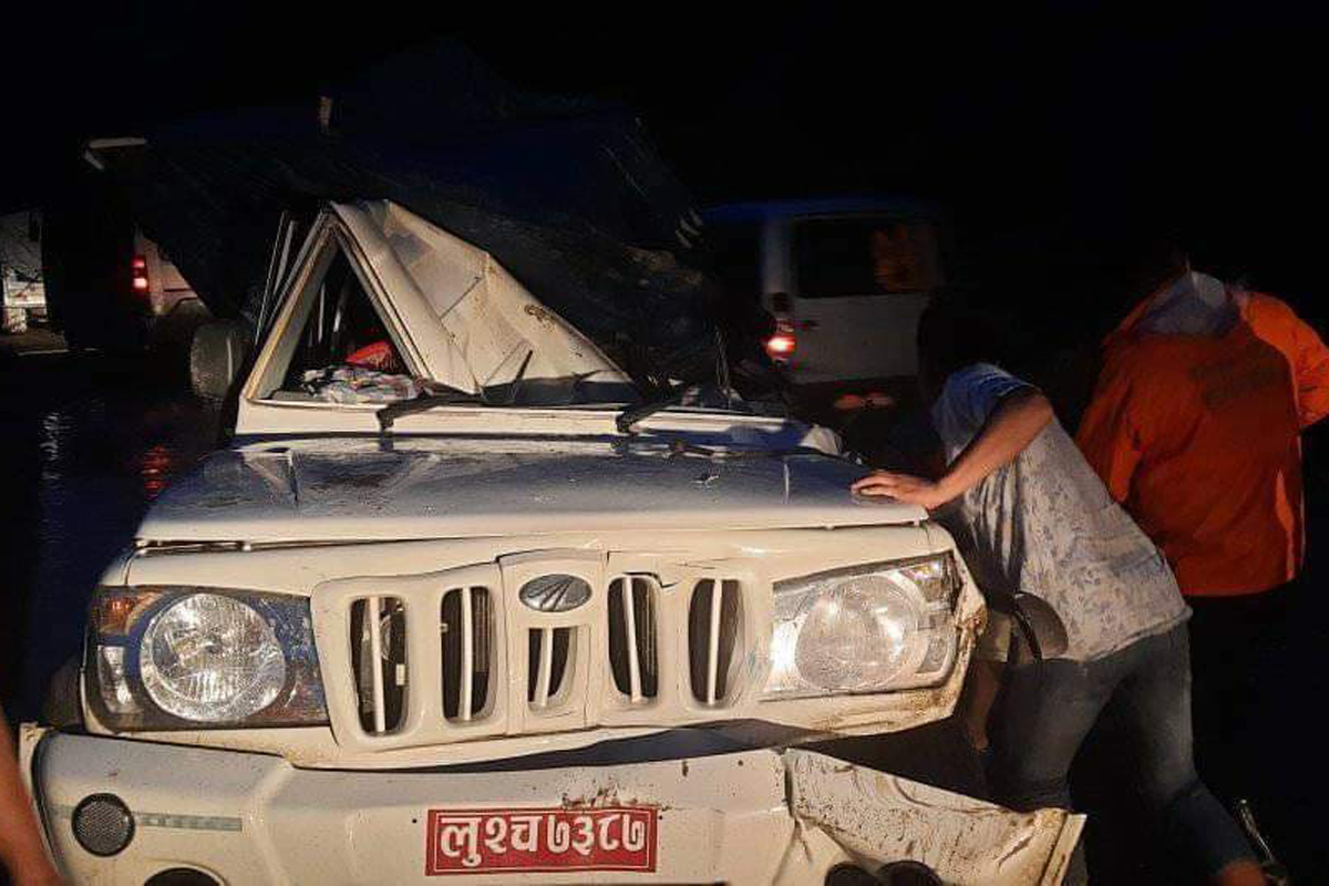 गाडीमाथि पहिरो खस्दा तीन जना घाइते