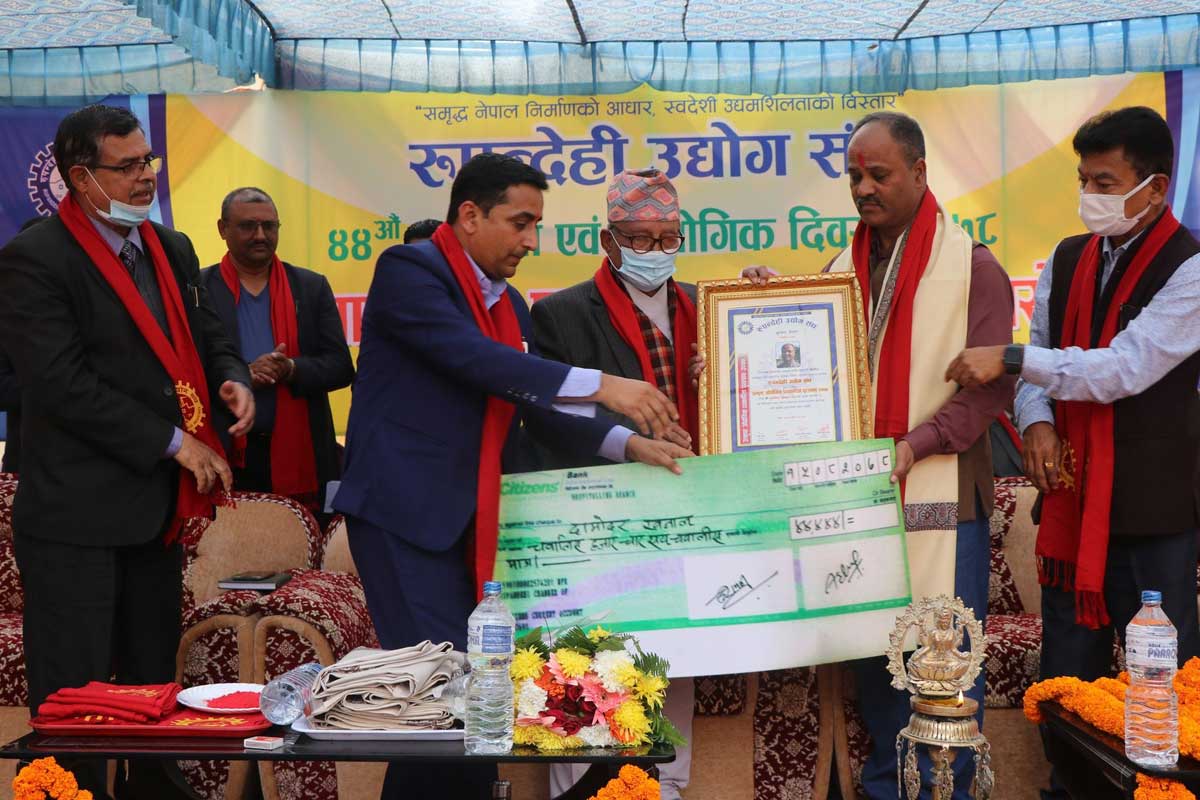 औद्योगिक पत्रकारिता पुरस्कारबाट खनाल पुरस्कृत