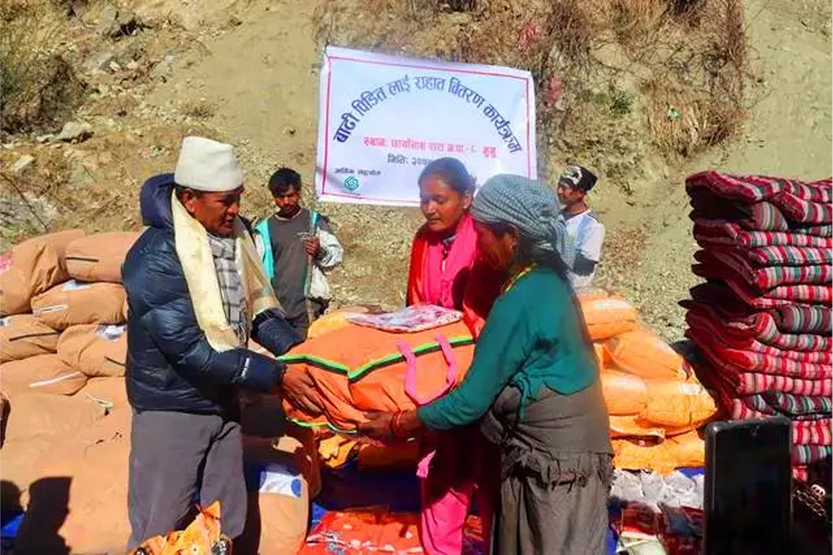 राहत पाउँदा छायाँनाथका पहिरोपीडित खुसी