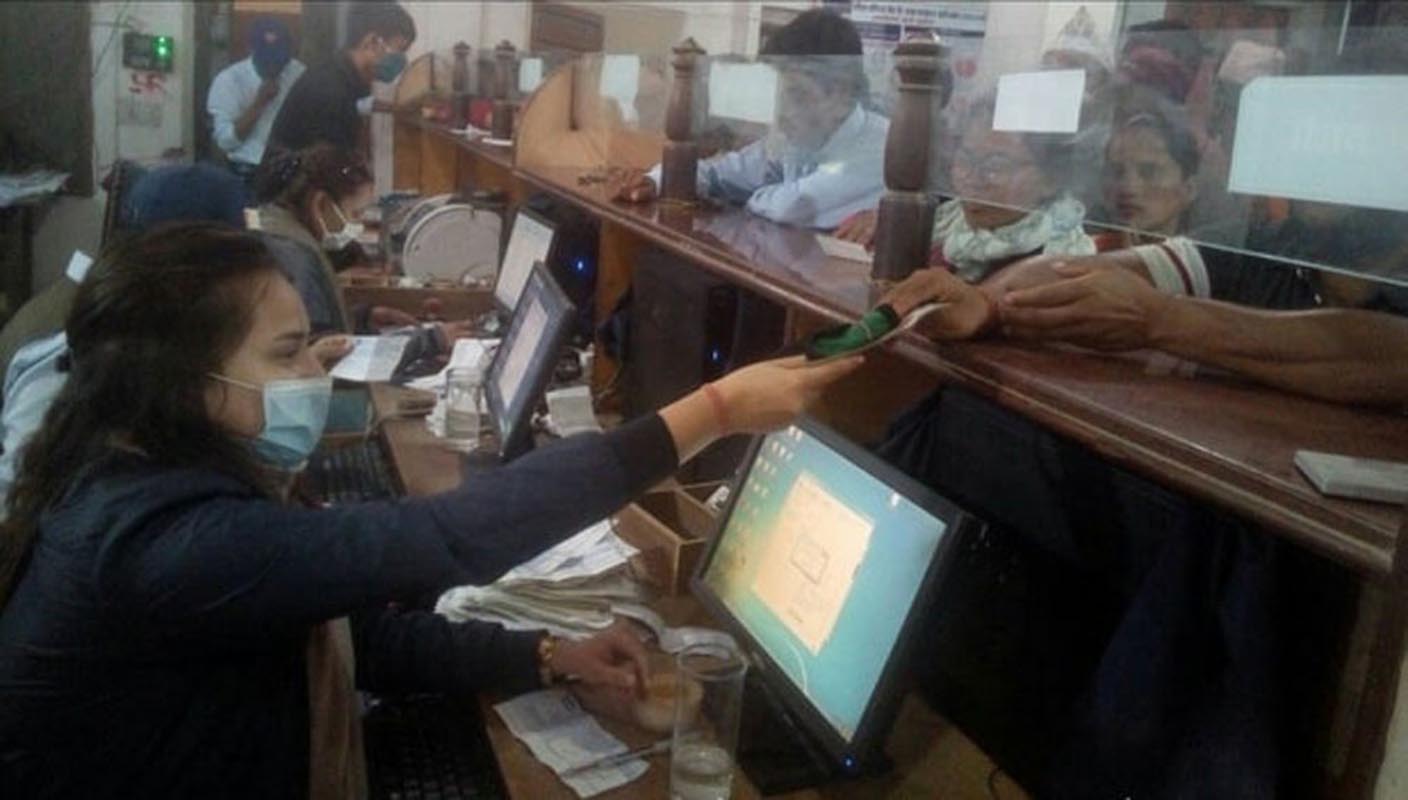 निक्षेपको तुलनामा १३ प्रतिशत बढ्यो कर्जा, ऋण नै तिर्न लगिएको आशंका