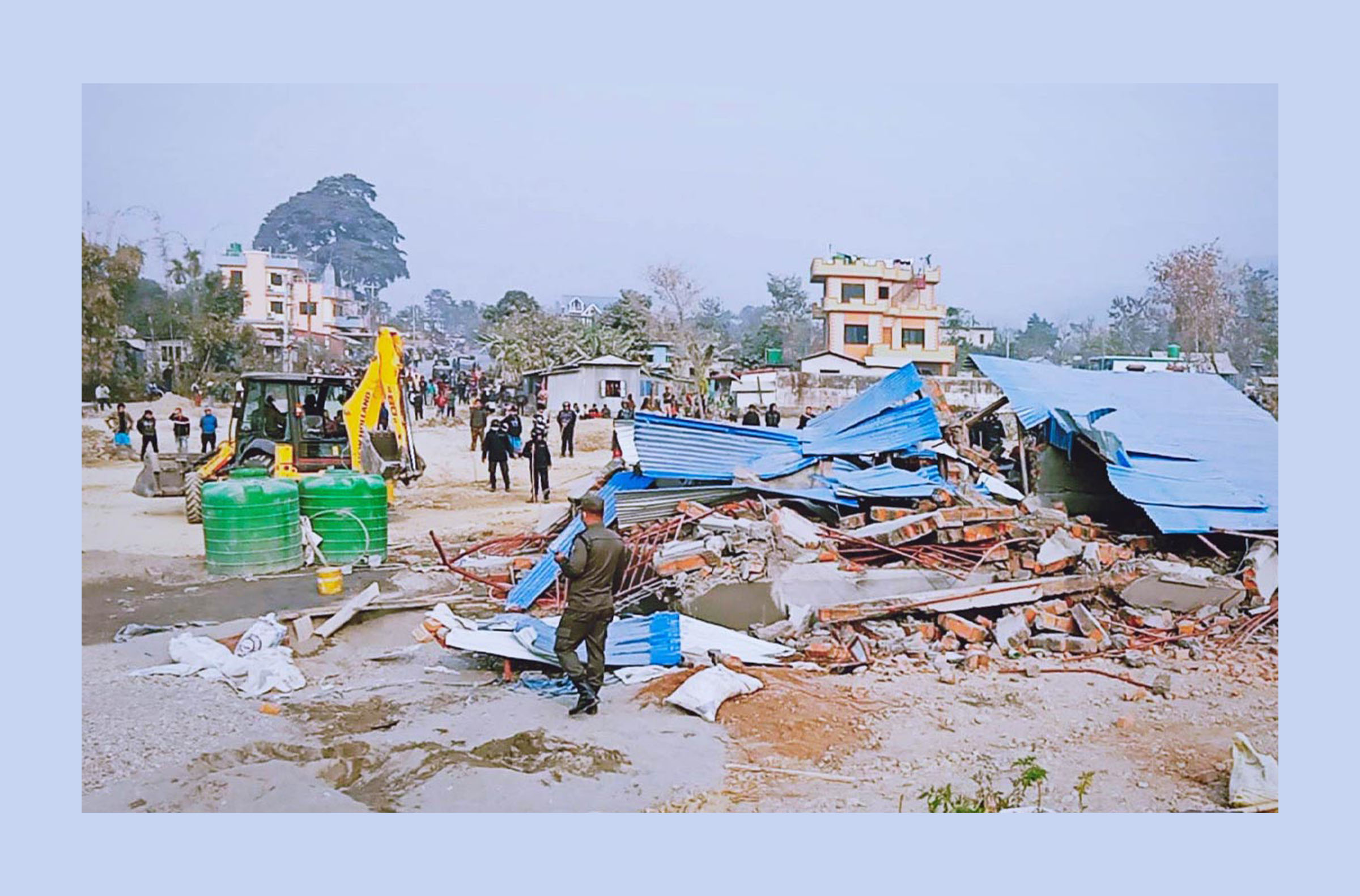 धरानमा चल्यो उपमहानगरको डोजर, स्थानीयद्वारा ढुंगामुढा
