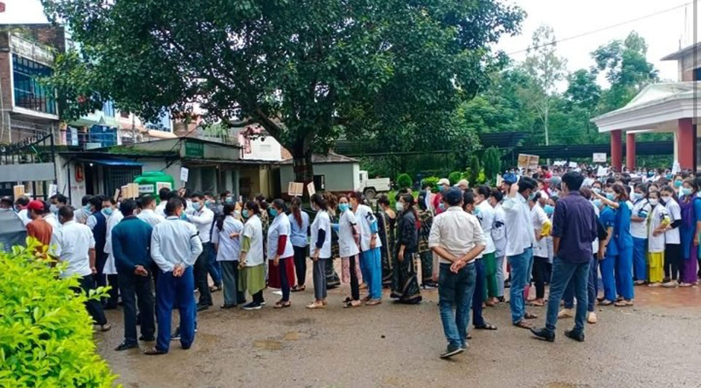 डाक्टरलाई कालो मोसो दल्ने पक्राउ नपरेपछि स्वास्थ्यकर्मी आन्दोलित