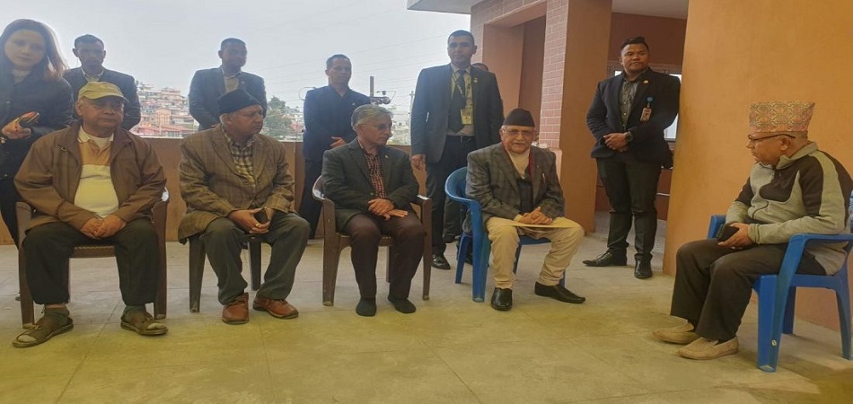 सरोजलाई समवेदना दिन शंखमूलको किरियापुत्री भवन पुगे ओली