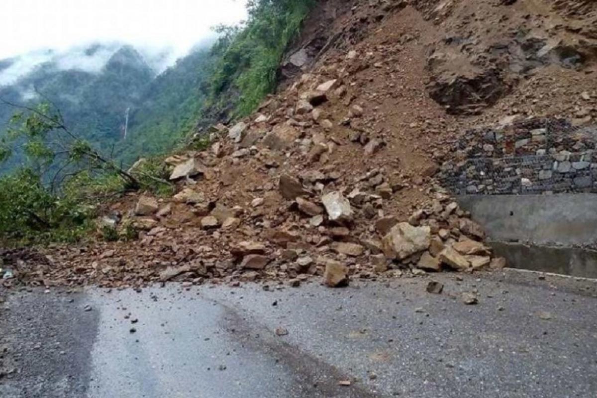 पहिराले पृथ्वी राजमार्गको याम्पा-आँबुखैरेनी सडक अवरुद्ध