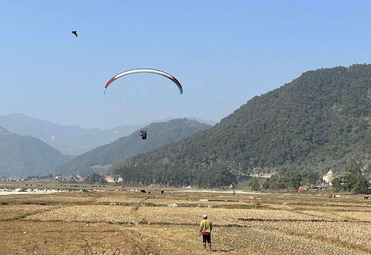 पोखराको मान्द्रेढुंगाबाट प्याराग्लाइडिङको व्यावसायिक उडान हुने