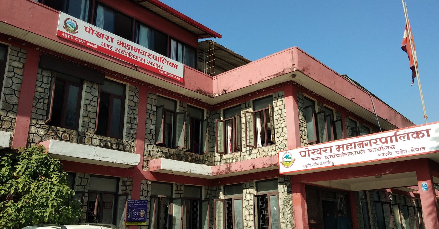 सडकको पार्किङ हटाउँदै पोखरा महानगर