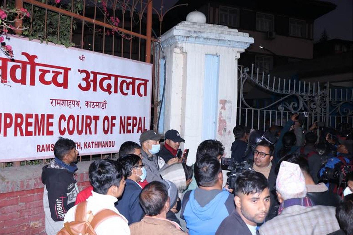रविको विपक्षमा फैसला आएपछि सर्वोच्च परिसरमा नाराबाजी