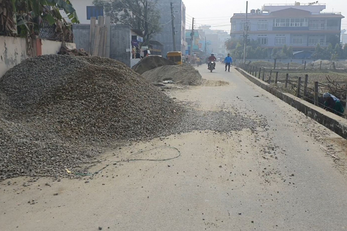 निर्माण सामग्री सडकमै हुँदा ट्राफिक व्यवस्थापनमा चुनौती