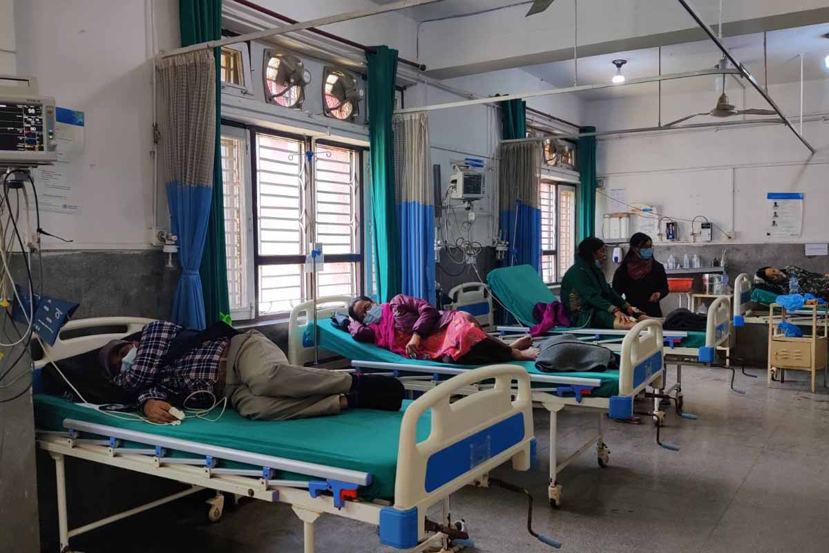फेरि बढ्दैछ कोरोना, हटेको छैन हैजा