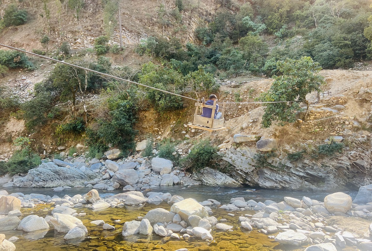 पक्की पुलको ठेक्का लागेपनि तुइनबाट खोला तर्नुपर्ने बाध्यता