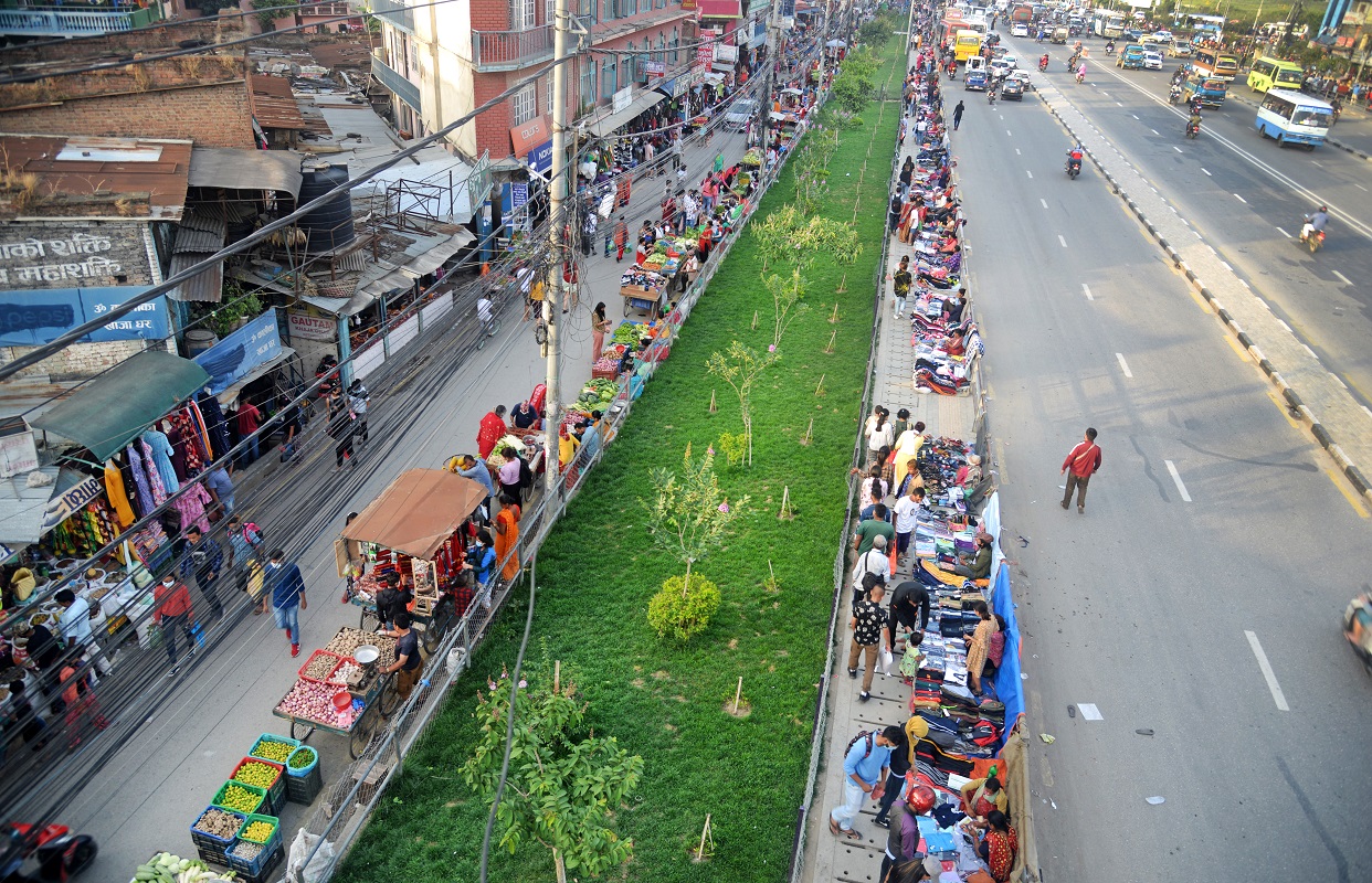 फुटपाथ व्यापारले अस्तव्यस्त काठमाडौं [तस्बिरहरू]